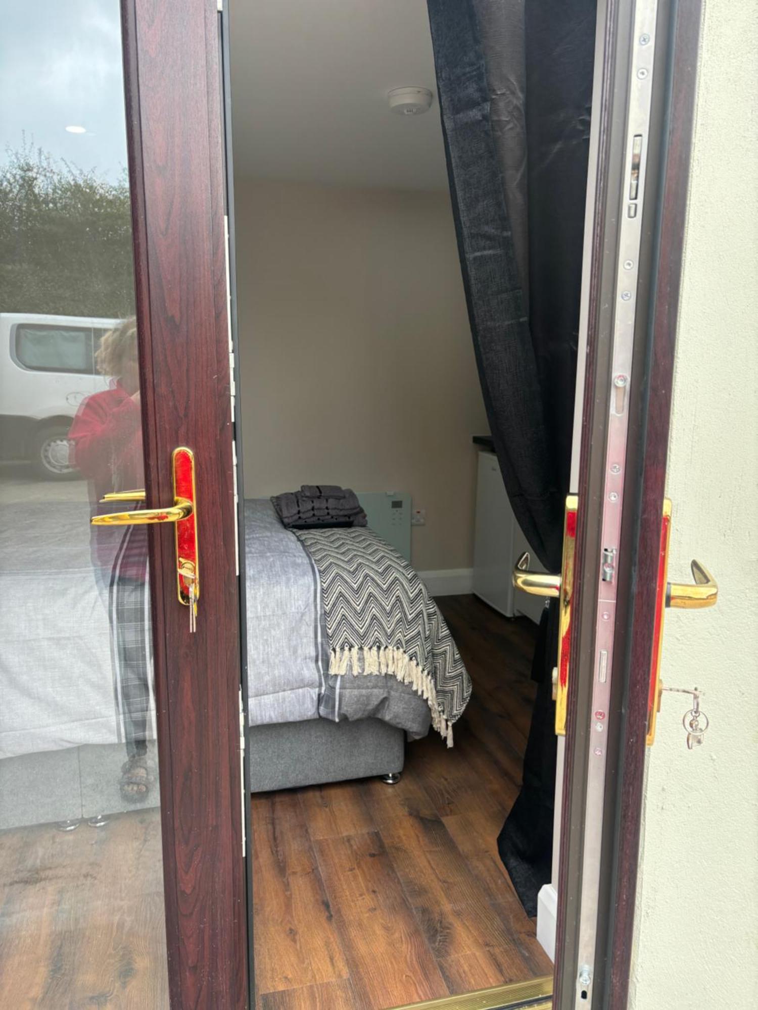 Private Detached Small Bedroom And Bathroom Only- This Is Not An Apartment Butlersbridge Екстер'єр фото