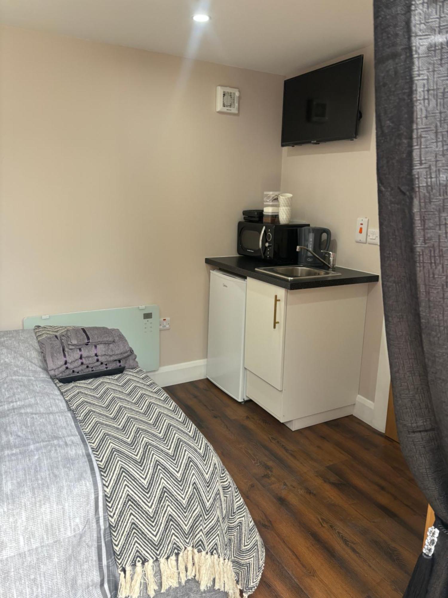 Private Detached Small Bedroom And Bathroom Only- This Is Not An Apartment Butlersbridge Екстер'єр фото