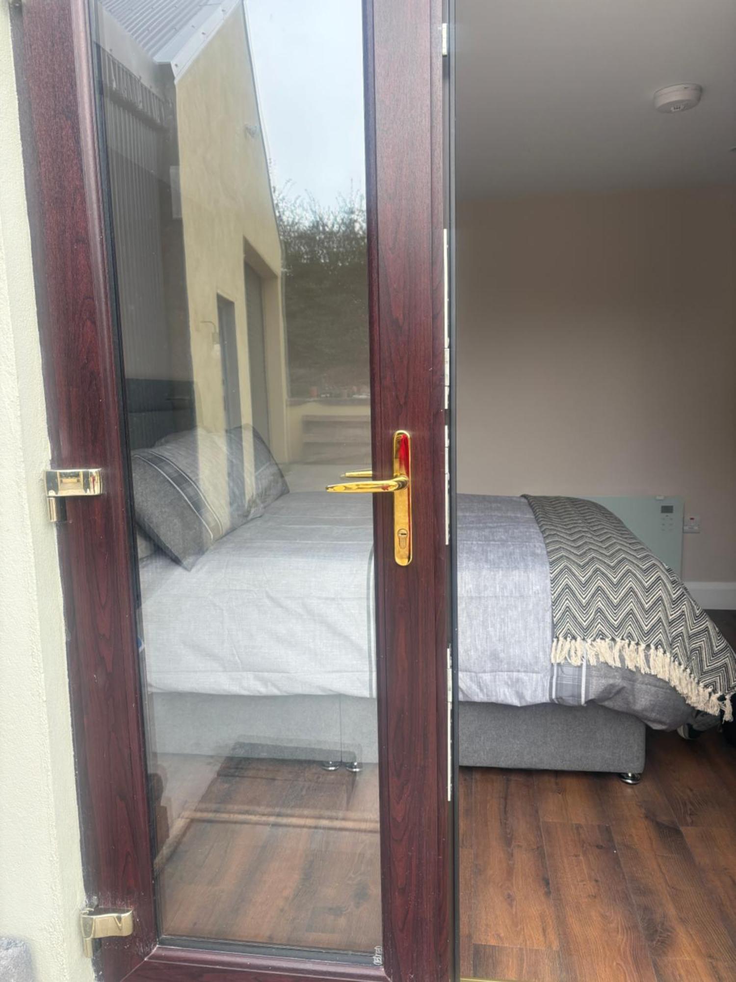 Private Detached Small Bedroom And Bathroom Only- This Is Not An Apartment Butlersbridge Екстер'єр фото